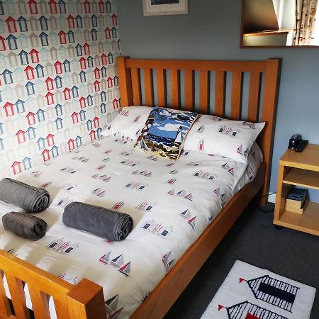 The Hut Wales - A Sea Front Inn Holyhead Eksteriør billede