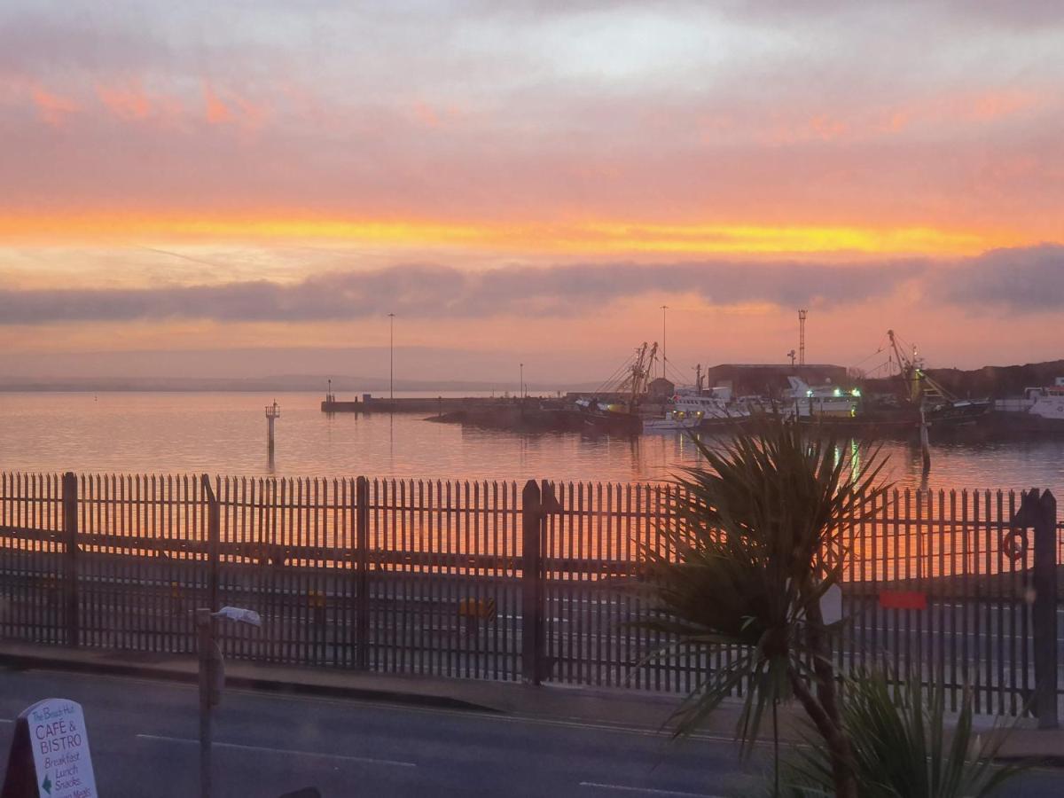 The Hut Wales - A Sea Front Inn Holyhead Eksteriør billede