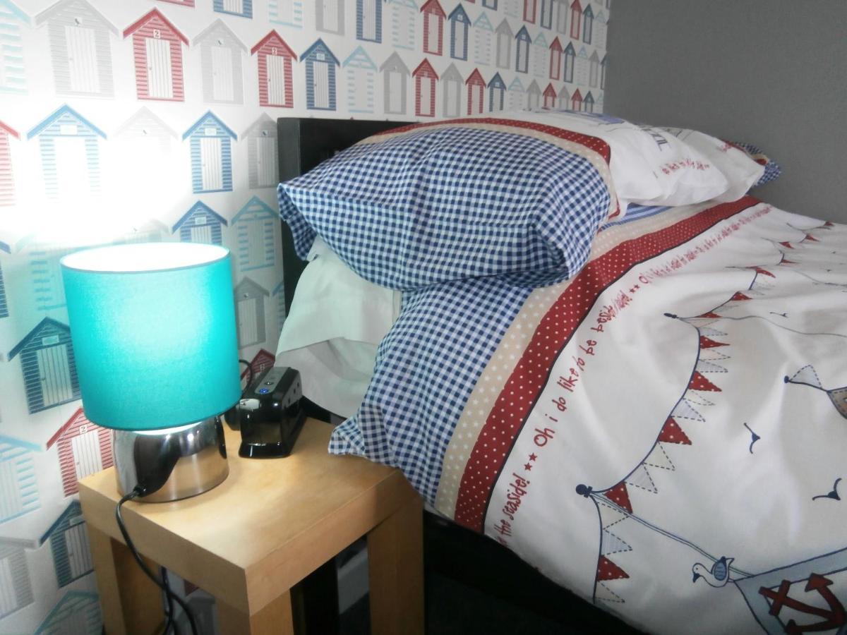 The Hut Wales - A Sea Front Inn Holyhead Eksteriør billede