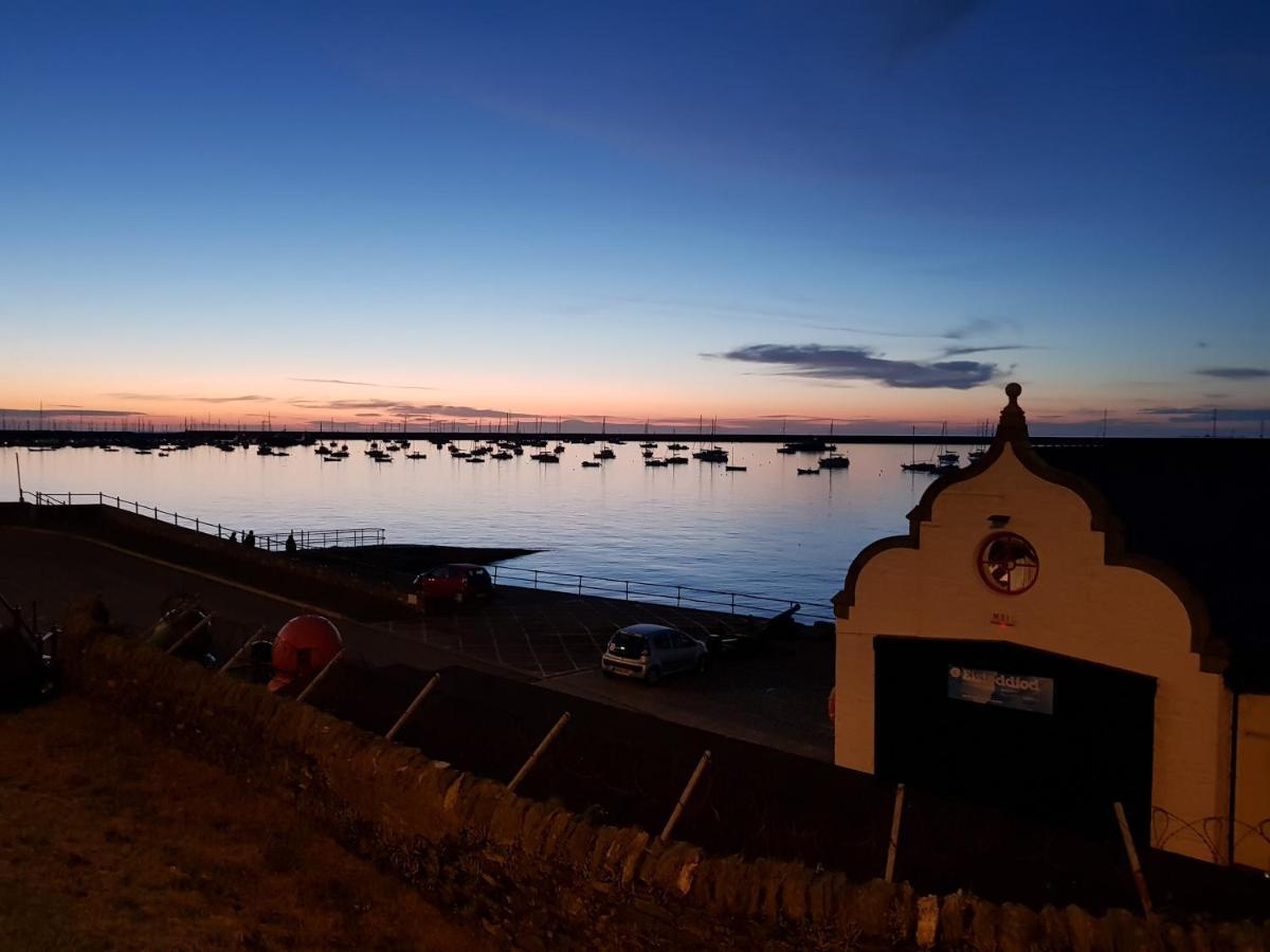 The Hut Wales - A Sea Front Inn Holyhead Eksteriør billede