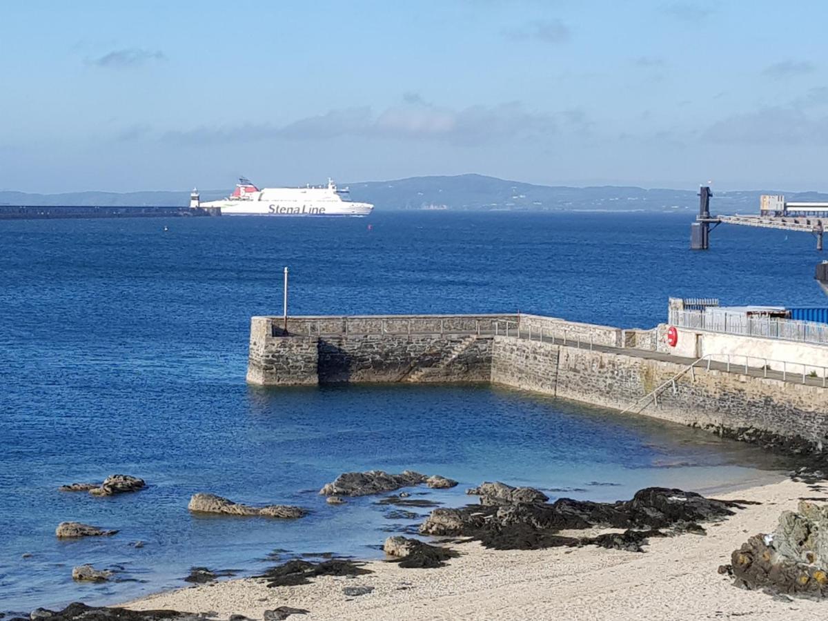 The Hut Wales - A Sea Front Inn Holyhead Eksteriør billede