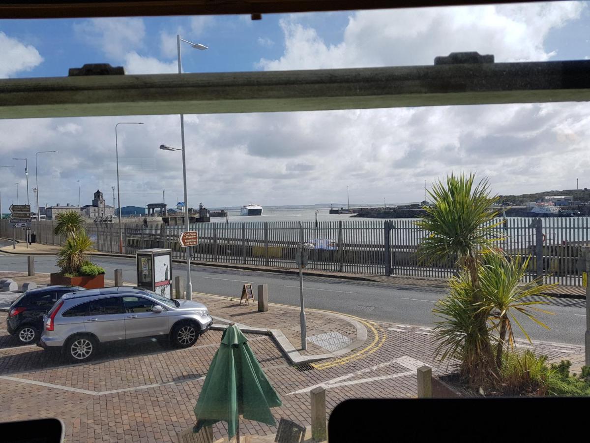 The Hut Wales - A Sea Front Inn Holyhead Eksteriør billede