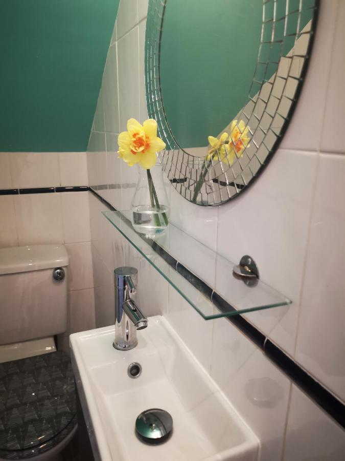 The Hut Wales - A Sea Front Inn Holyhead Eksteriør billede