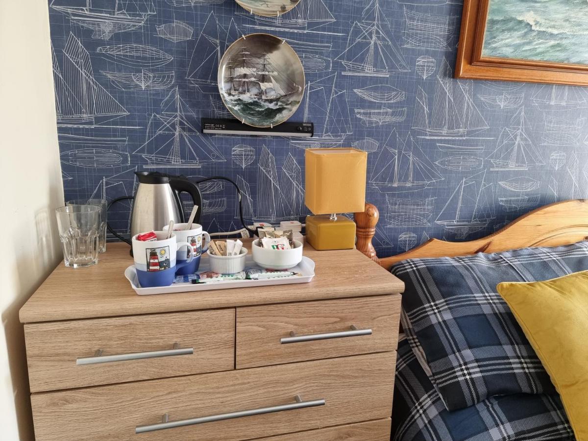 The Hut Wales - A Sea Front Inn Holyhead Eksteriør billede