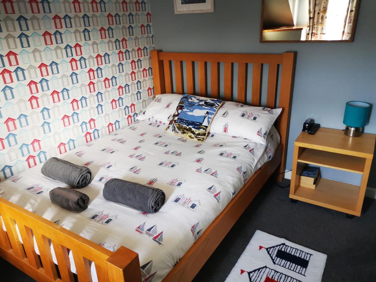 The Hut Wales - A Sea Front Inn Holyhead Eksteriør billede