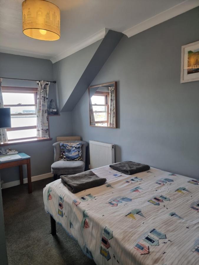 The Hut Wales - A Sea Front Inn Holyhead Eksteriør billede