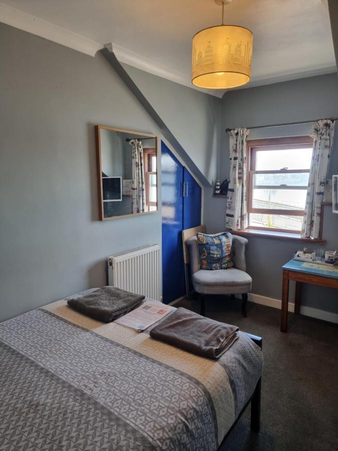 The Hut Wales - A Sea Front Inn Holyhead Eksteriør billede